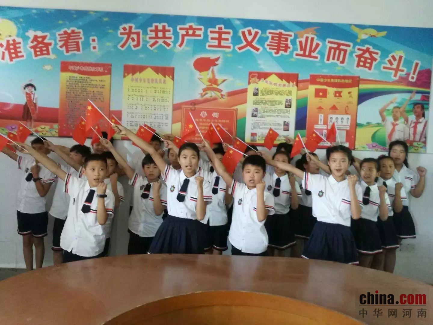 五个兄弟住在一起打一字。游戏画面